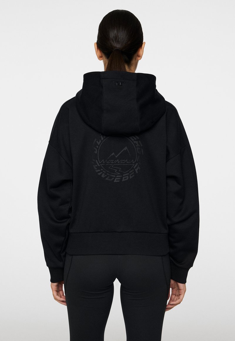 Schwarzer Kapuzenpullover mit einem verkürzten Design, der auf dem Rücken ein großes geprägtes Berglogo und gerippte Bündchen sowie einen gerippten Saum aufweist.
