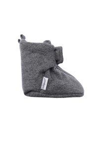 Graue Stoff-Stiefel mit weicher Textur, abgerundeter Form und einem Klettverschluss. Mit einem kleinen Markenetikett an der Seite.