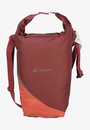 Rucksack mit Rollverschluss in Rot und Orange, mit strukturiertem Finish, versehen mit einem grauen reflektierenden Streifen und verstellbarem Riemen. Logo auf der Vorderseite angebracht.