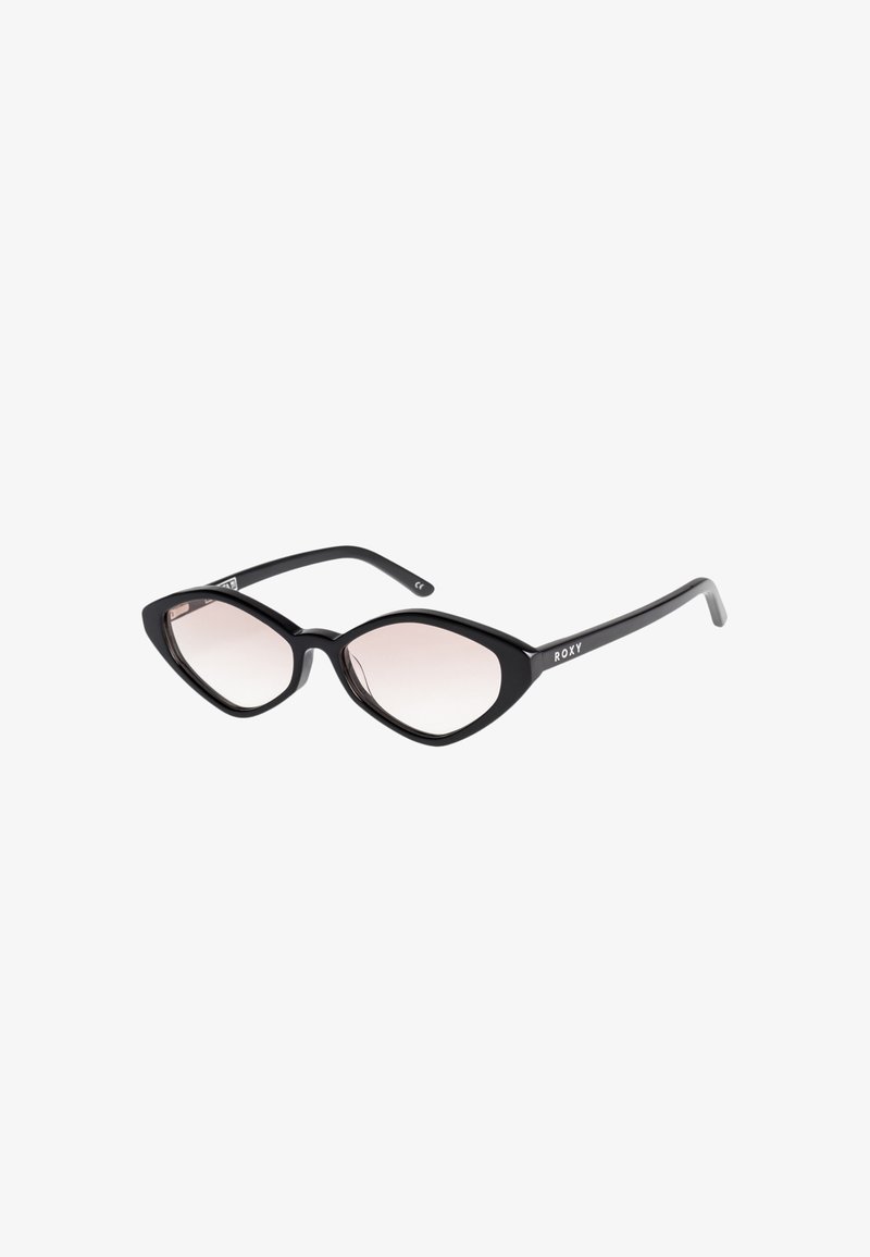 Lunettes de soleil œil de chat noires avec des verres légèrement teintés et le logo "ROXY" sur les branches, vues de côté sous un angle.
