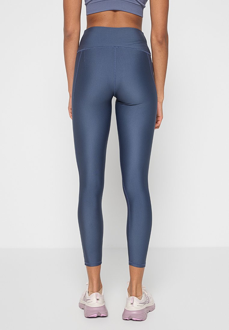 Leggings navy a vita alta, realizzati in un materiale liscio ed elastico, caratterizzati da un design elegante e cuciture senza soluzione di continuità.