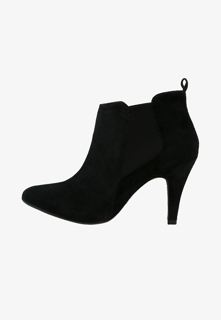 Stivale alla caviglia in suede nero con punta affusolata, pannelli elastici laterali e tacco sottile, dotato di una linguetta sul retro per facilitarne l'indossamento.