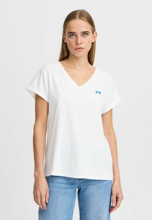Tricou alb cu decolteu în V, cu mâneci scurte, având un grafic mic cu fundă albastră pe partea stângă. Fabricat dintr-un material moale, cu un croi lejer.