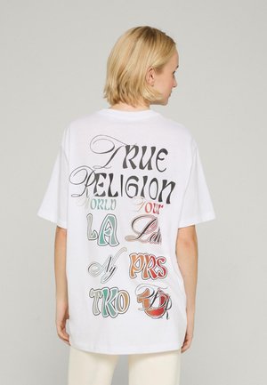 Weisses, übergroßes T-Shirt mit buntem Grafiktext auf der Rückseite: „TRUE RELIGION WORLD TOUR LA NYC PRS TKO.“ Kurze Ärmel, klassischer Rundhalsausschnitt.