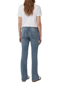 Blauwe denim flared jeans met een mid-rise taille, voorzien van achterzakken en een vervaagde wassing. Gemaakt om te dragen met een wit t-shirt en casual schoeisel.