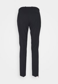 Pantalon noir ajusté slim avec une poche arrière et des passants de ceinture, présenté de dos sur un fond blanc uni.