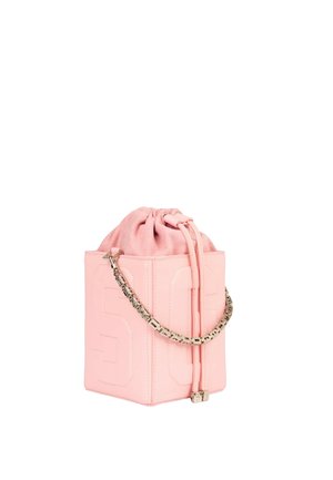 Różowa torebka w kształcie sześcianu z przeszywanymi geometrycznymi wzorami, zamszową górą na sznurki i srebrnym, prostokątnym uchwytem na łańcuchu.