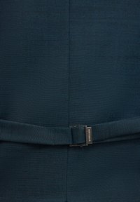 Ciemnozielony materiał z przeszytym szwem i regulowanym paskiem z czarnym metalowym zapięciem oznaczonym "Strellson."