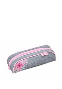 Grau farbener Stoffstiftetui mit rosa Reißverschlüssen und Zierband. Auf einer Seite ist ein florales Design in Pink und Blau abgebildet. Rechteckig, glatte Textur.
