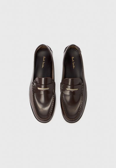 Mocassins en cuir marron à finition lisse, ornés d'une barre métallique décorative et d'un détail de couture le long de la semelle. Doublure intérieure noire.