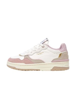 Low-top sneaker met witte basis, roze en beige suède accenten, witte veters en gebrandmerkt met "Pepe Jeans" in goud aan de zijkant.