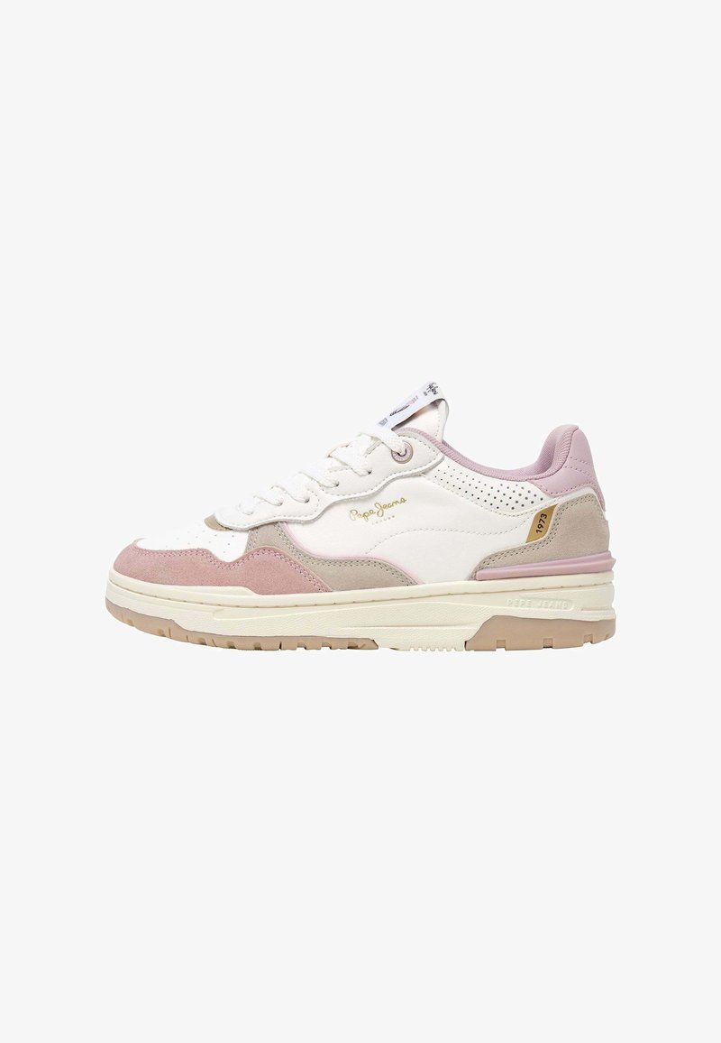 Baskets basses avec base blanche, accents en daim rose et beige, lacets blancs, et marquées "Pepe Jeans" en doré sur le côté.