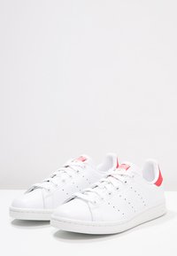 adidas Originals STAN SMITH UNISEX - Tenisky - running white/collegiate red