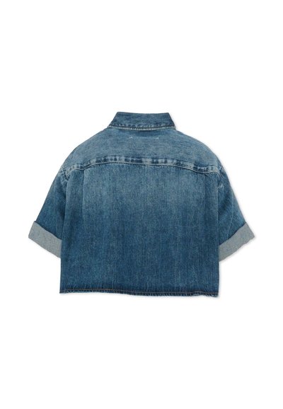 Vue arrière d'une veste courte en denim bleu avec manches courtes retroussées et col classique, sur fond blanc.