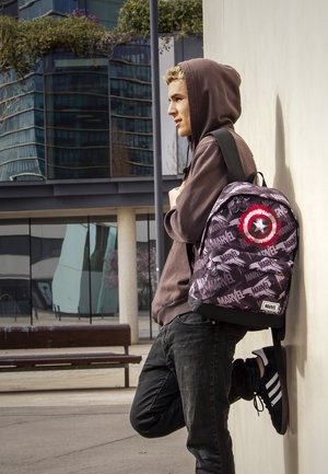 Karactermania SUPERHEROES MARVEL DC HIGH SCHOOL - Schooltas - Captain America grey