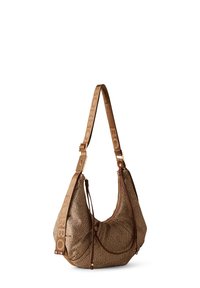 Braune strukturierte Schultertasche mit einem Kieselmuster, ausgestattet mit einem breiten Riemen und goldenen Beschlägen. Verstellbare Größe mit Zugbanddetail.