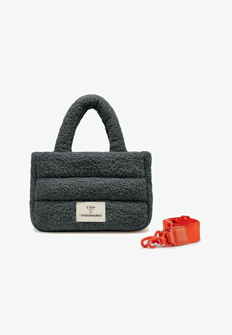 Graue Fleece-Handtasche mit einem gesteppten Design, ausgestattet mit kurzen Griffen und einem abnehmbaren orangenen Gürtel. Enthält ein metallisches Logoetikett.