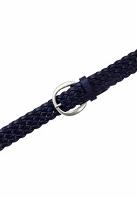 Granatowy pleciony pasek ze skóry z okrągłą srebrną klamrą i skórzaną pętelką do zabezpieczenia końca. Tekstura jest gładka z plecionymi detalami.