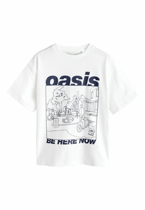 Tricou alb cu text bleumarin „oasis” și „be here now” care încadrează un desen în linie al unei scene stradale cu copaci, clădiri, oameni și un scuter.