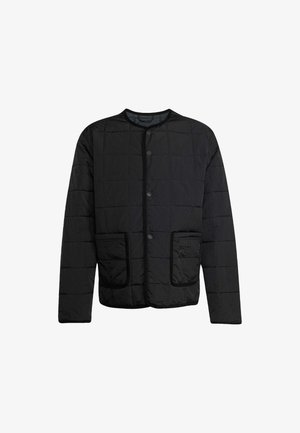 Giubbotto trapuntato nero con scollatura rotonda, bottoni a pressione, due tasche anteriori e superficie testurizzata. Forma rettangolare con maniche lunghe.