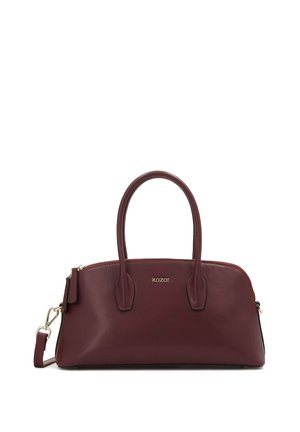 Bordeaux læder taske med dobbelte top-hanker, guldfarvede hardware detaljer og lynlåslukning. Har et logo på fronten og en aftagelig rem.