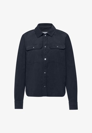 Donkerblauw marineblauw overhemd met lange mouwen, knoopsluiting, twee borstzakken met klep en een klassieke kraag, getoond op een effen witte achtergrond.