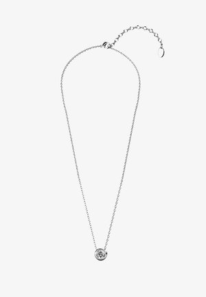 Collier en argent avec un pendentif circulaire doté d'une pierre précieuse transparente au centre, accompagné d'une chaîne à fermoir ajustable.