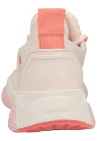 Ljust rosa sneaker med texturerad mesh ovandel, kontrasterande korallfärger, vadderad krage och vit mellansula prydd med "Timberland."