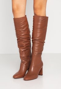 L’Autre Chose Botas - cognac