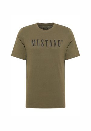 Olivovo zelené bavlnené tričko s okrúhlym výstrihom a krátkymi rukávmi, s potlačou "MUSTANG" v tmavých písmenách na hrudi.