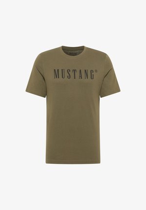 Olíva zöld pamut póló, kerek nyakkivágással és rövid ujjakkal, melyen sötét betűkkel a "MUSTANG" felirat található a mellrészen.