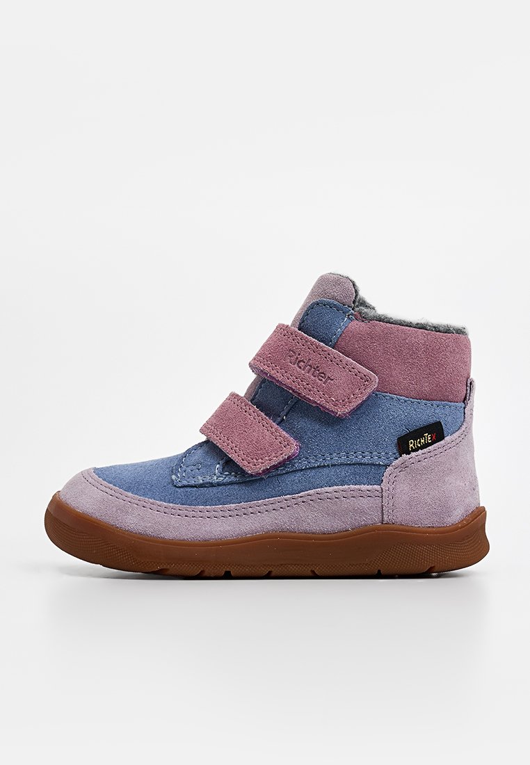 Botte d'hiver montante pour enfant en suède rose et bleu avec deux sangles Velcro et semelle en caoutchouc marron.
