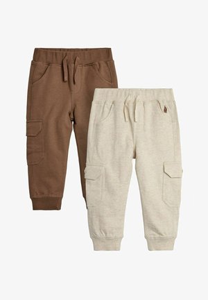 Dos pares de pantalones deportivos: uno marrón y otro gris claro. Ambos tienen cinturas elásticas, cordones y bolsillos laterales. Tejido de mezcla de algodón.