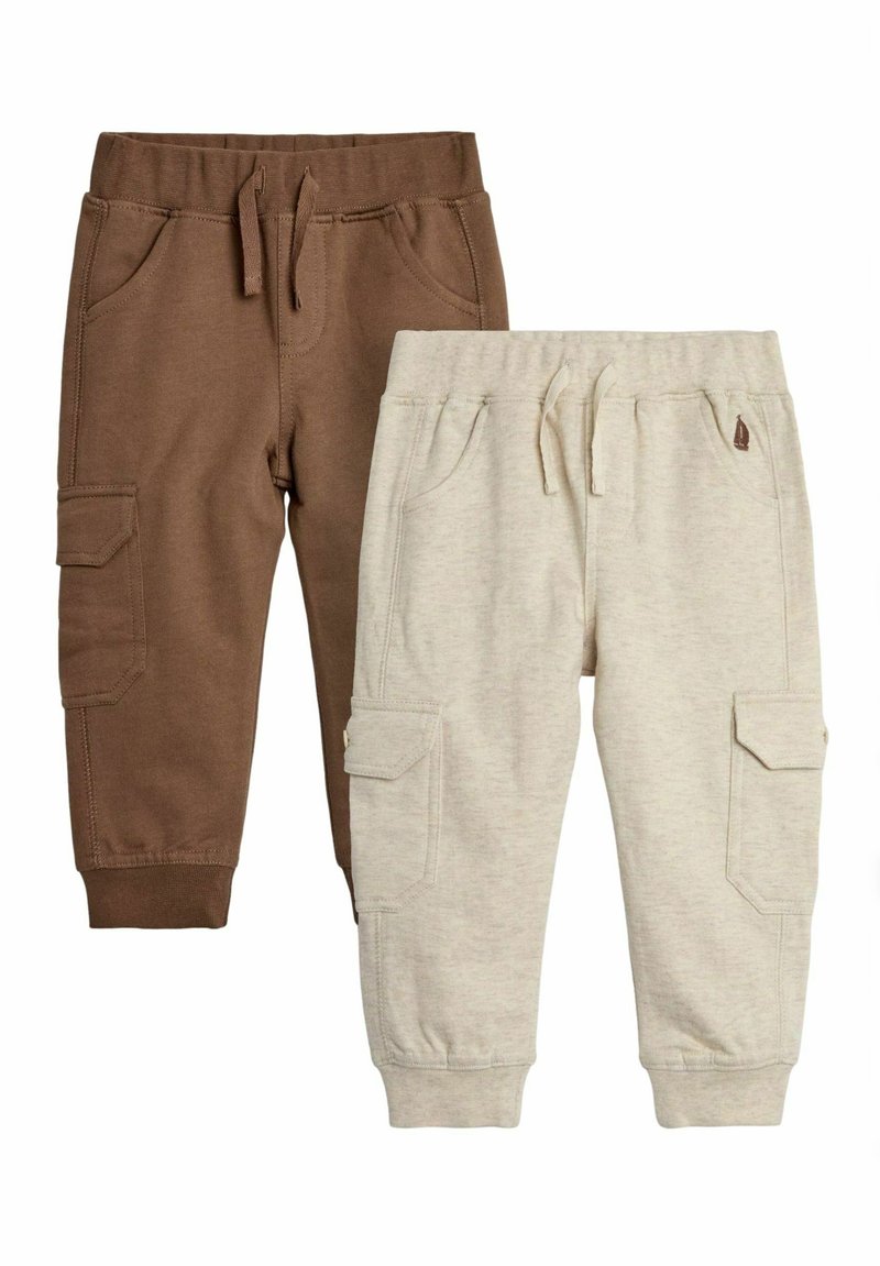 Zwei Paare Jogginghosen: eine braune, eine hellgraue. Beide haben elastische Taillenbünde, Zugbänder und Seitentaschen. Baumwollmischgewebe.