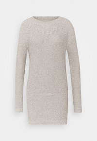 Vestido de punto gris claro con mangas largas, escote redondo y un patrón texturizado; longitud a mitad de muslo con dobladillo acanalado.