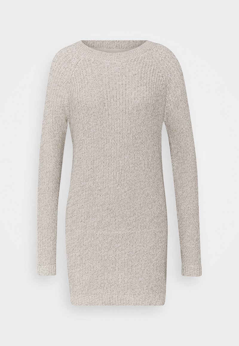 Vestido de punto gris claro con mangas largas, escote redondo y un patrón texturizado; longitud a mitad de muslo con dobladillo acanalado.