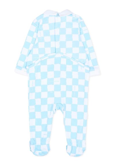 Grenouillère pour bébé à manches longues, pieds couverts, à carreaux bleu clair et blanc, avec des boutons-pression dans le dos et à l'entrejambe, et un col blanc.