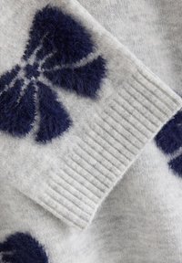 Material textil din lână gri, cu model floral pufoas9 albastru nchis. Prezint9 textura cu dungi n relief 5i aspect moale, clduros.