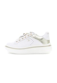 Sneaker alb cu talpă groasă, cu gromete și accente aurii, sistem de legare cu șireturi în față și detalii perforate pe lateral.