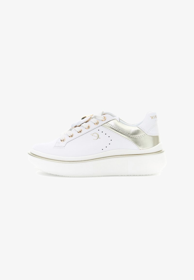 Sneaker alb cu talpă groasă, cu gromete și accente aurii, sistem de legare cu șireturi în față și detalii perforate pe lateral.