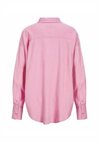 Roza majica s dolgimi rokavi, s ovratnikom, enim šivom na hrbtni strani in gumbastimi manšetami. Mehka tekstura in sproščen kroj.