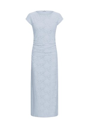 Rochie midi albastru deschis cu mâneci scurte, textură florală subtilă și ușoară adunare în talie.