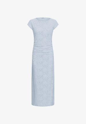 Rochie midi albastru deschis cu mâneci scurte, textură florală subtilă și ușoară adunare în talie.