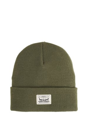 Olivgrüne gestrickte Mütze mit umgeschlagenem Bündchen und Levi Strauss & Co. Logo-Patch vorne in der Mitte.
