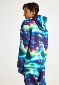 Felpa con cappuccio caratterizzata da una vivace stampa galattica in tonalità di blu, verde e viola. Realizzata in un tessuto morbido, presenta una vestibilità comoda e polsini a costine.