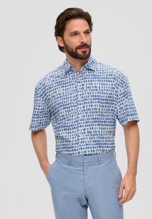 Chemise à manches courtes bleu clair avec un motif imprimé de petites formes ovales. Col boutonné, le tissu semble léger et lisse.