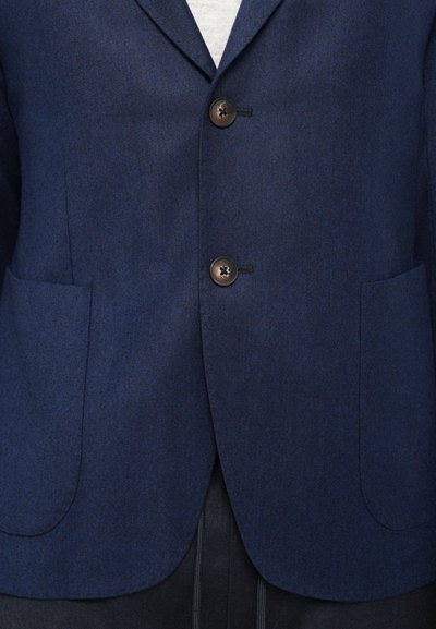 Blazer bleumarin dintr-un material texturat, cu două buzunare frontale, două nasturi maro și un design cu o singură broșă.