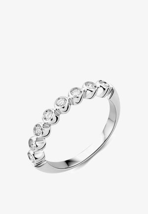Anello in argento con nove diamanti tondi incastonati a castone, distribuiti uniformemente intorno alla fascia, mostrato su sfondo bianco.