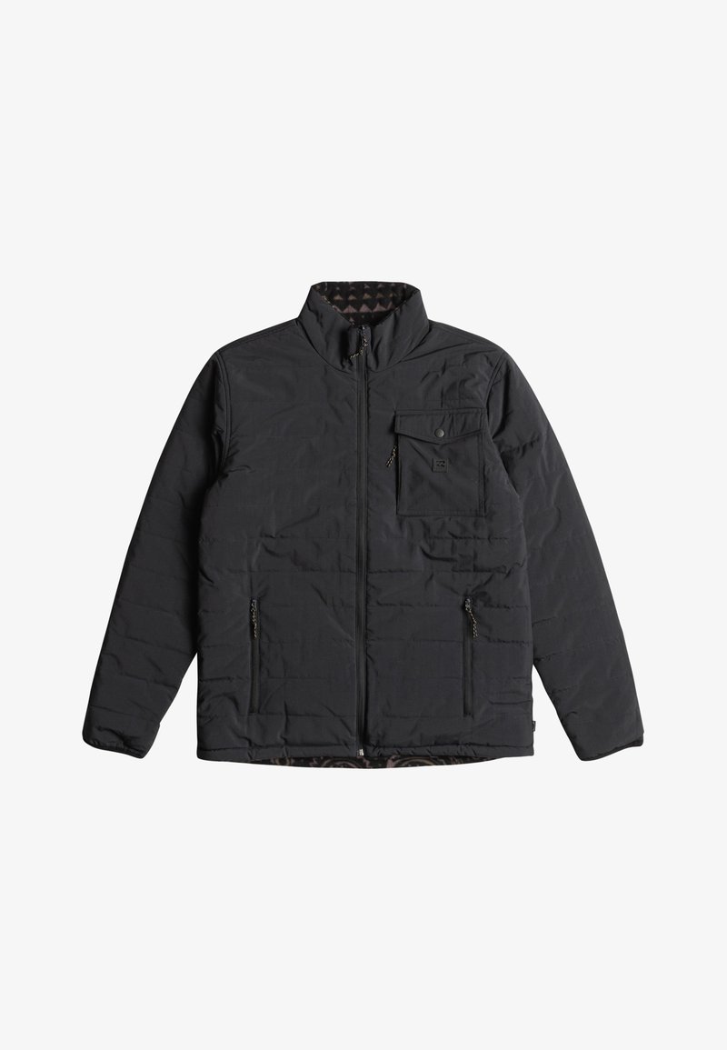 Schwarze Steppjacke mit Stehkragen, Reißverschluss vorne und zwei seitlichen Taschen. Strukturiertes Innenfutter mit einem dezenten Muster. Verfügt über eine Brusttasche.