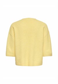 Pull en maille jaune doux avec une coupe carrée, épaules tombantes et manches jusqu'au coude, vu de dos.